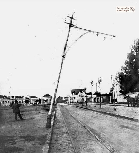 Poste danificado de linha de bonde elétrico, 1914, Curitiba, Paraná, Brasil