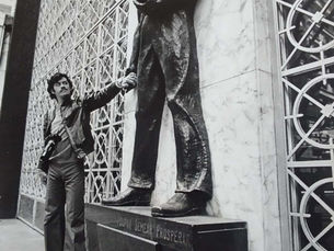 Vista da Estátua "Semeador", 1976, Edifício Banco das Nações, São Paulo, Brasil