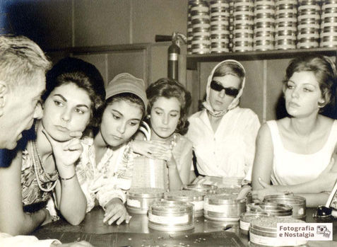 Candidatas a "Rainha do Café do Brasil" em palestra sobre os diferentes tipos do produto, 1960, 1º Festa e Exposição Nacional do Café de Ribeirão Preto, Ribeirão Preto, São Paulo, Brasil
