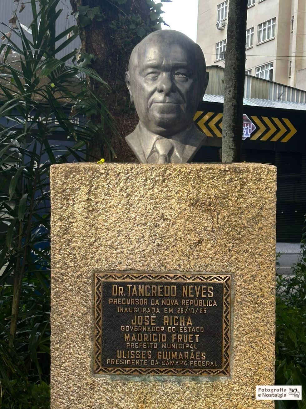 Aspectos da Herma de Tancredo Neves, Praça Osório, Curitiba, Paraná, Brasil