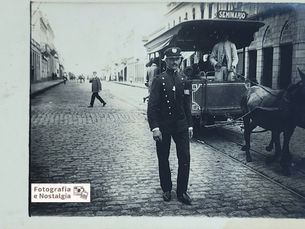 Guarda civil e bonde, Curitiba, Paraná, Brasil