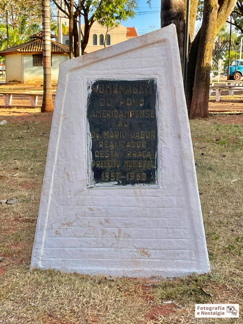 Monumento "Homenagem do povo americampense ao Dr. Mário Jabur", Praça Maria Melhem Jabur, Américo de Campos, São Paulo, Brasil