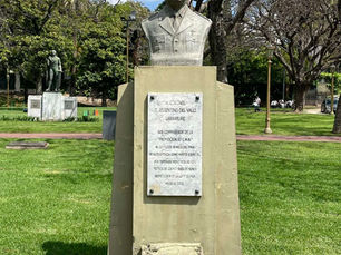 Monumento Cnel. Luis Argentino del Valle Larrabure, Plaza Mitre, Recoleta, Buenos Aires, Argentina