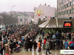 Imagens da inauguração do primeiro McDonald's na União Soviética