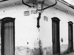 Imóvel em estilo colonial com lampião a óleo, 1910, São Paulo, Brasil