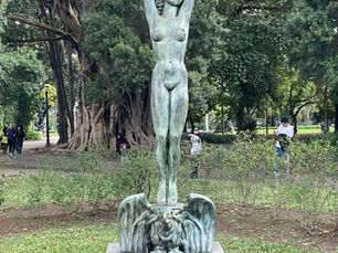 Escultura "À procura da luz", Parque Jardim da Luz, São Paulo, Brasil
