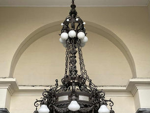 Aspectos do lustre de ferro da Pinacoteca do Estado de São Paulo, Brasil