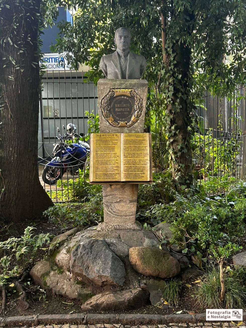 Herma de Emiliano Perneta, Praça Osório, Curitiba, Paraná, Brasil