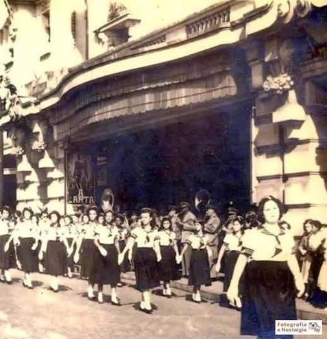 Desfile em frente ao Theatro Pedro II, Década de 40, Ribeirão Preto, São Paulo, Brasil