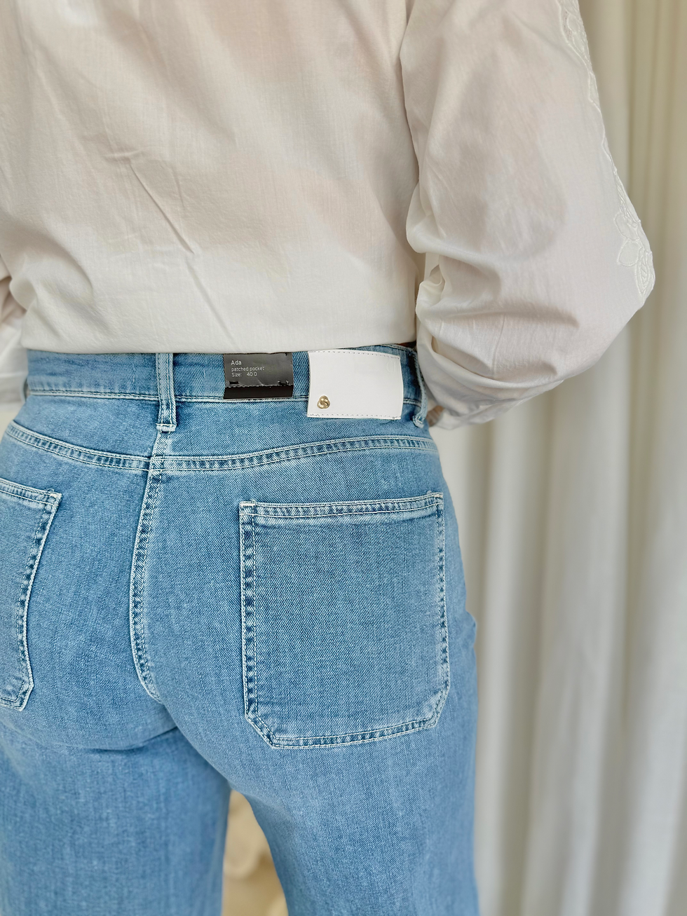 Thumbnail: 66146 Jeans met wijde pijpen en front-zakjes in kantmotief model "ADA" Cambio