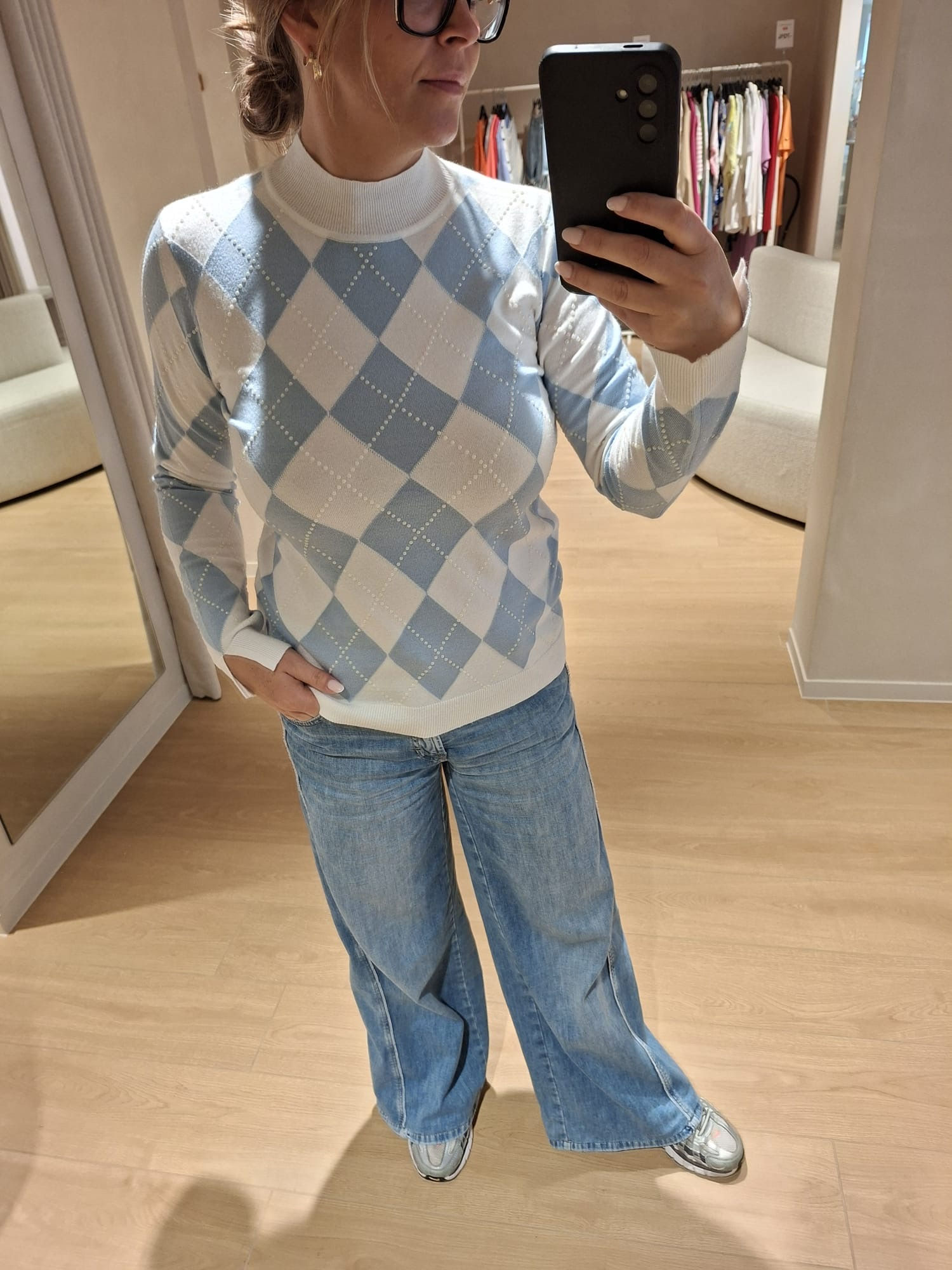 64758 Blauw en witte trui met ruit Leo&Hugo