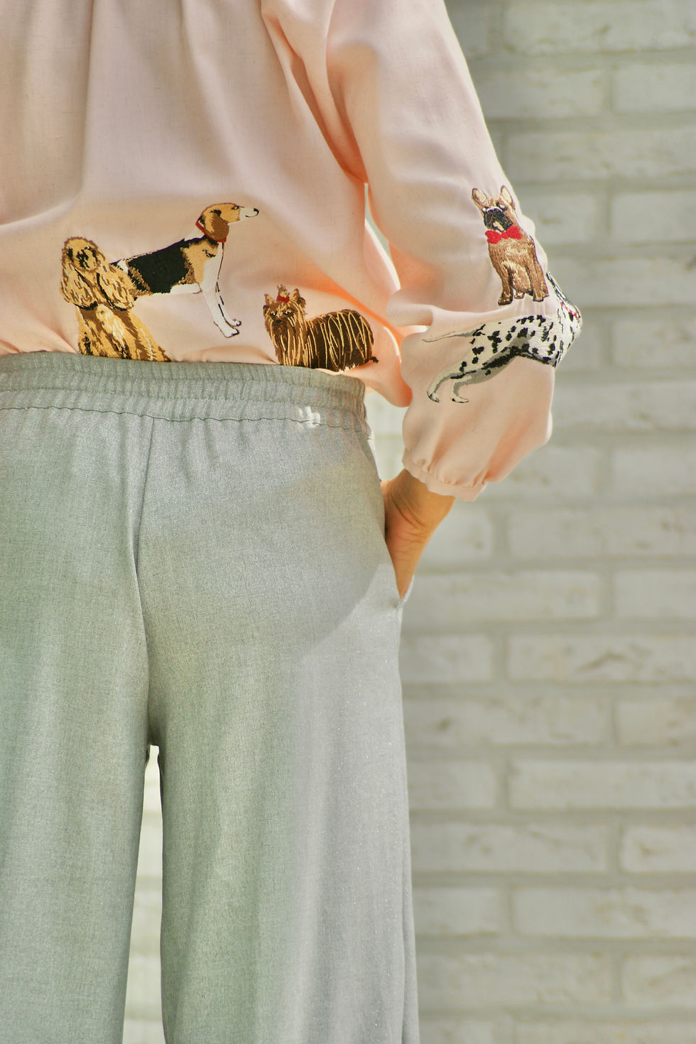 Thumbnail: 67825 Lichtgrijze broek met fijne glitters op rek La Lotti