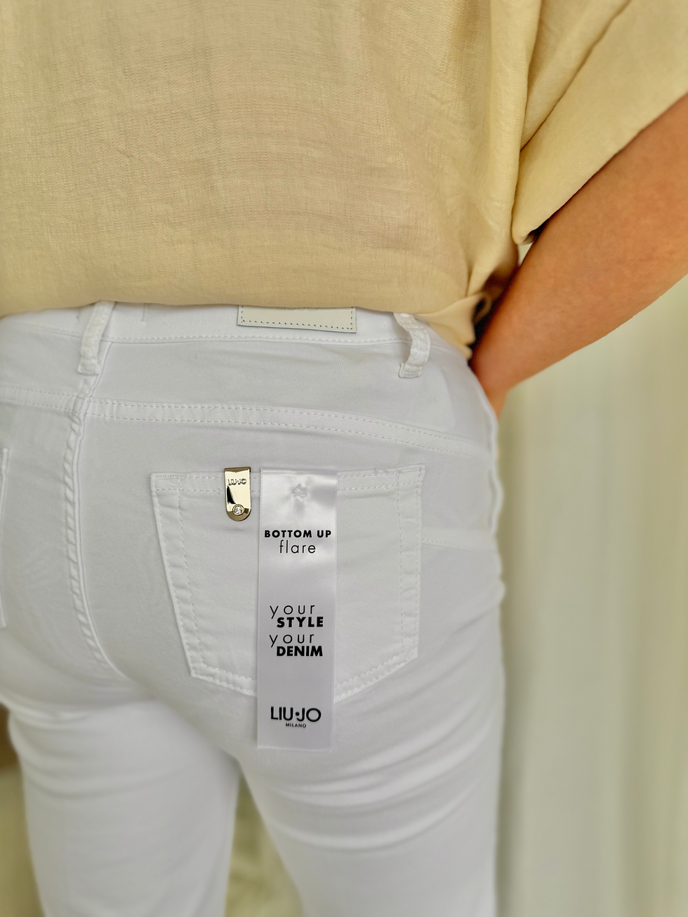 Thumbnail: 65712 Witte bootcut jeans met knopen en hoge taille Liu Jo