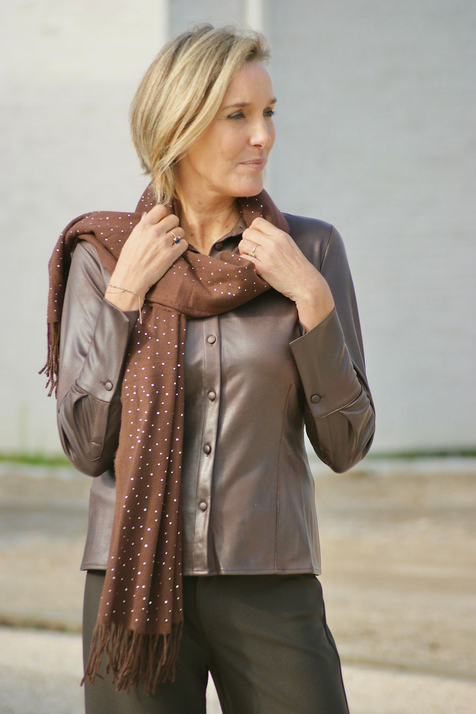Thumbnail: 68281 Donkerbruine leder-look hemdsblouse Eva Kayan