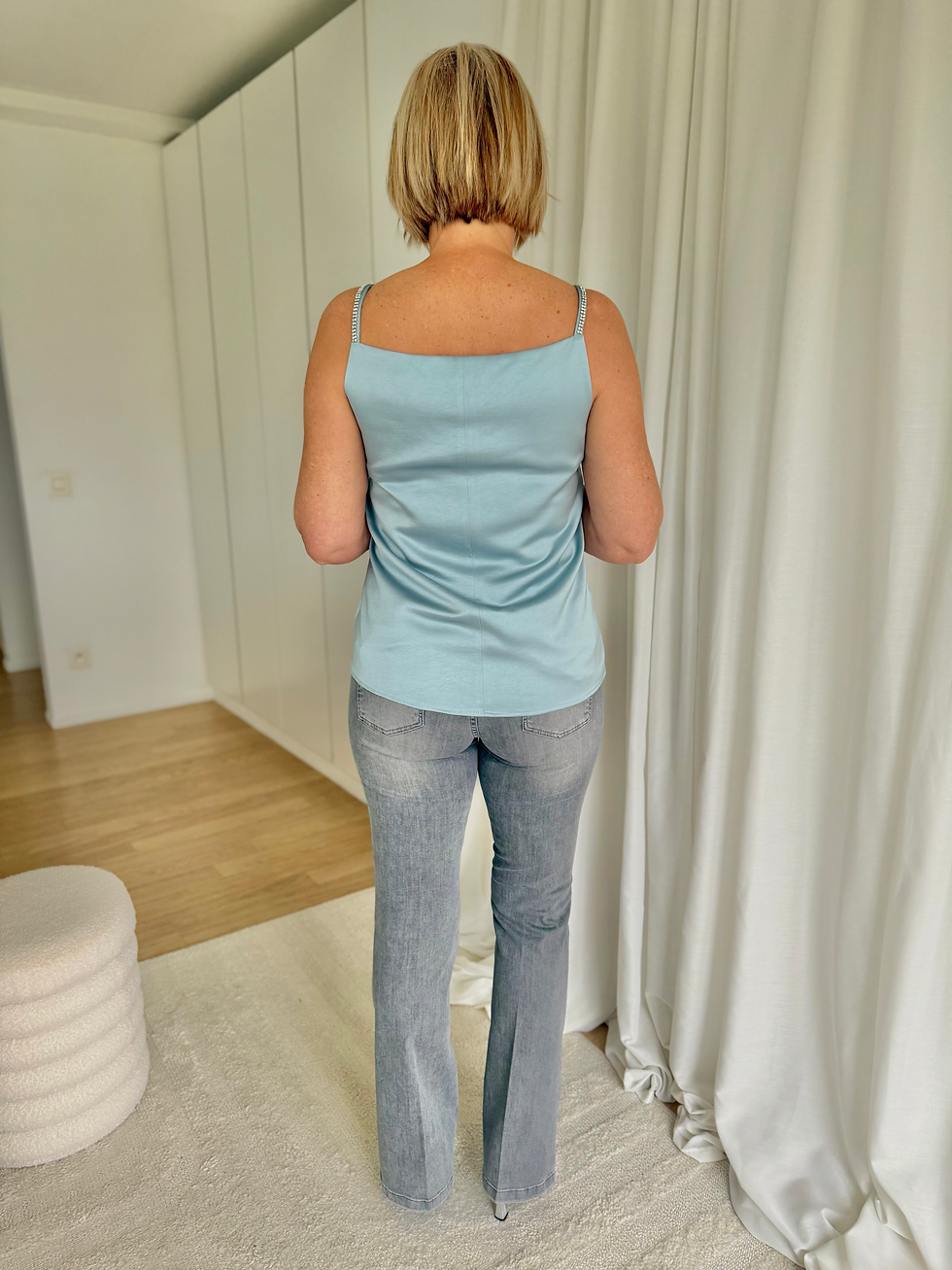Thumbnail: 66561 Lichtblauwe satijn-look top met strass bandje Senso