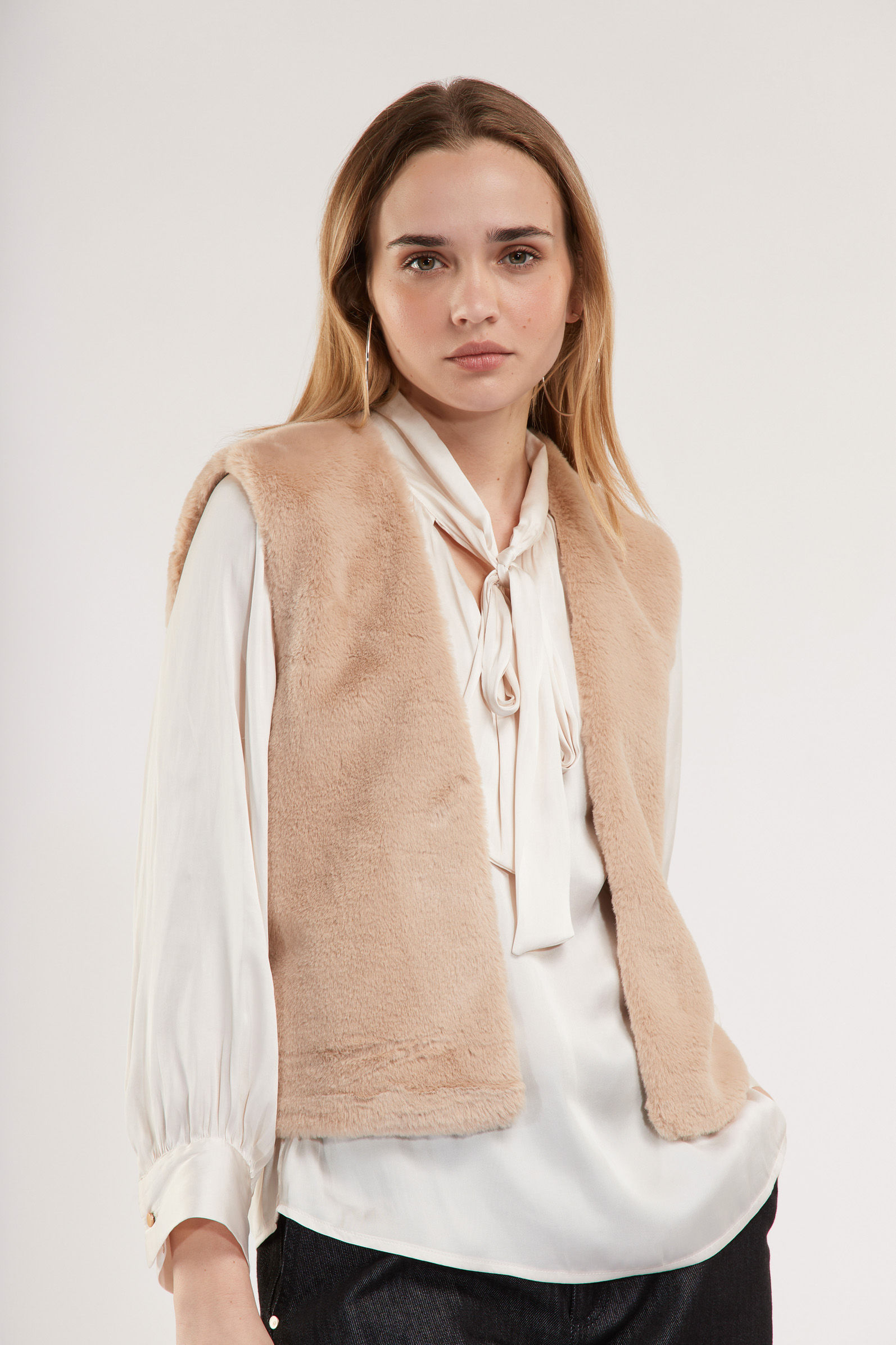 68042 Ecru vest van Senso