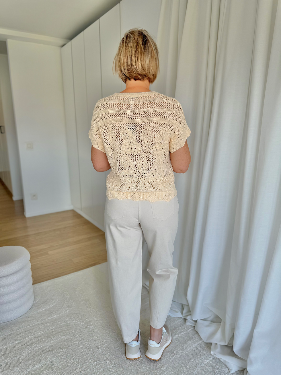 Thumbnail: 66018 Beige trui korte mouw in kantmotief (ex. broche) Caroline Biss
