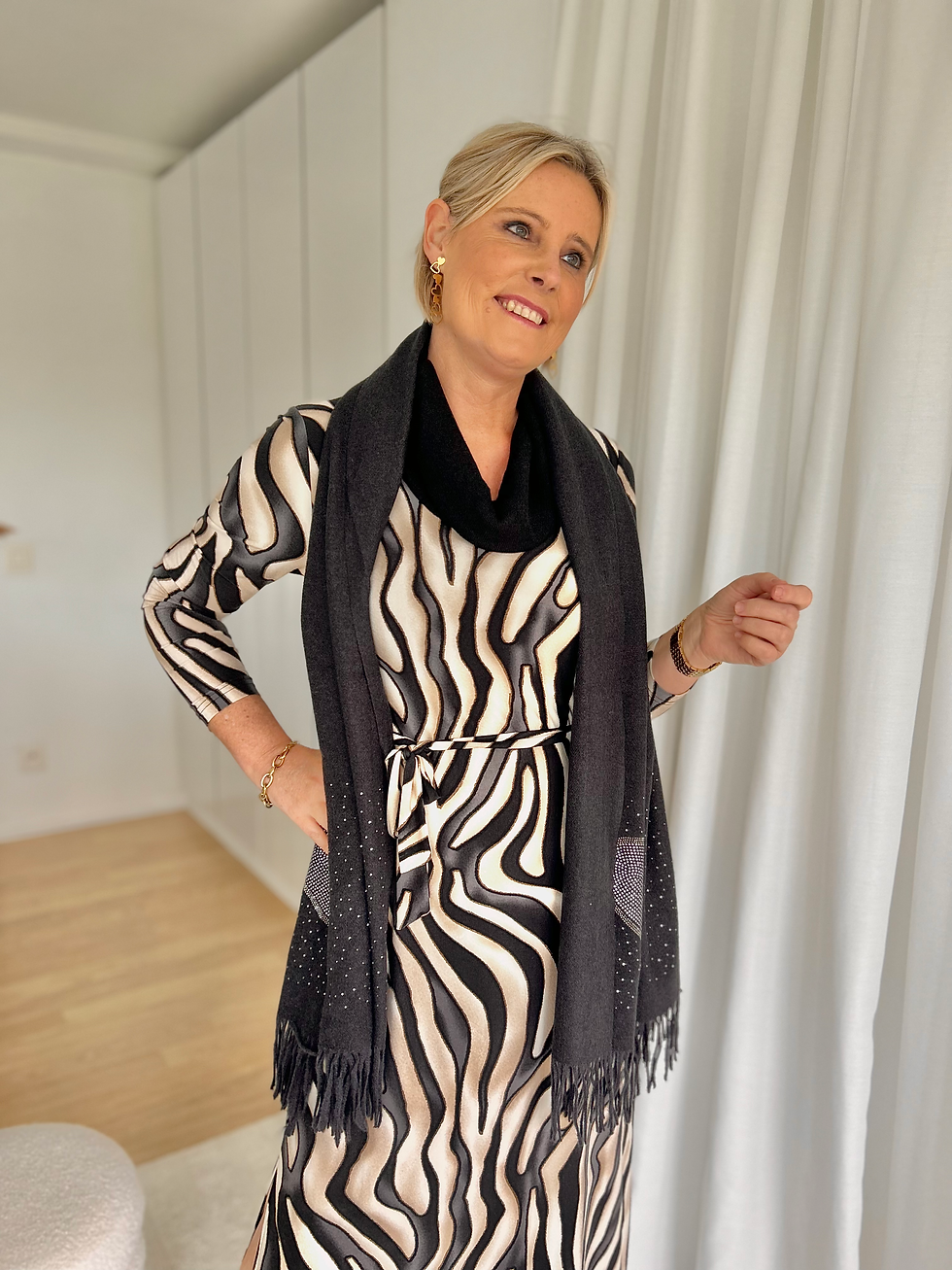 Thumbnail: 64787 Lange jurk met split in stretch-kwaliteit en ecru/zwarte print Batida