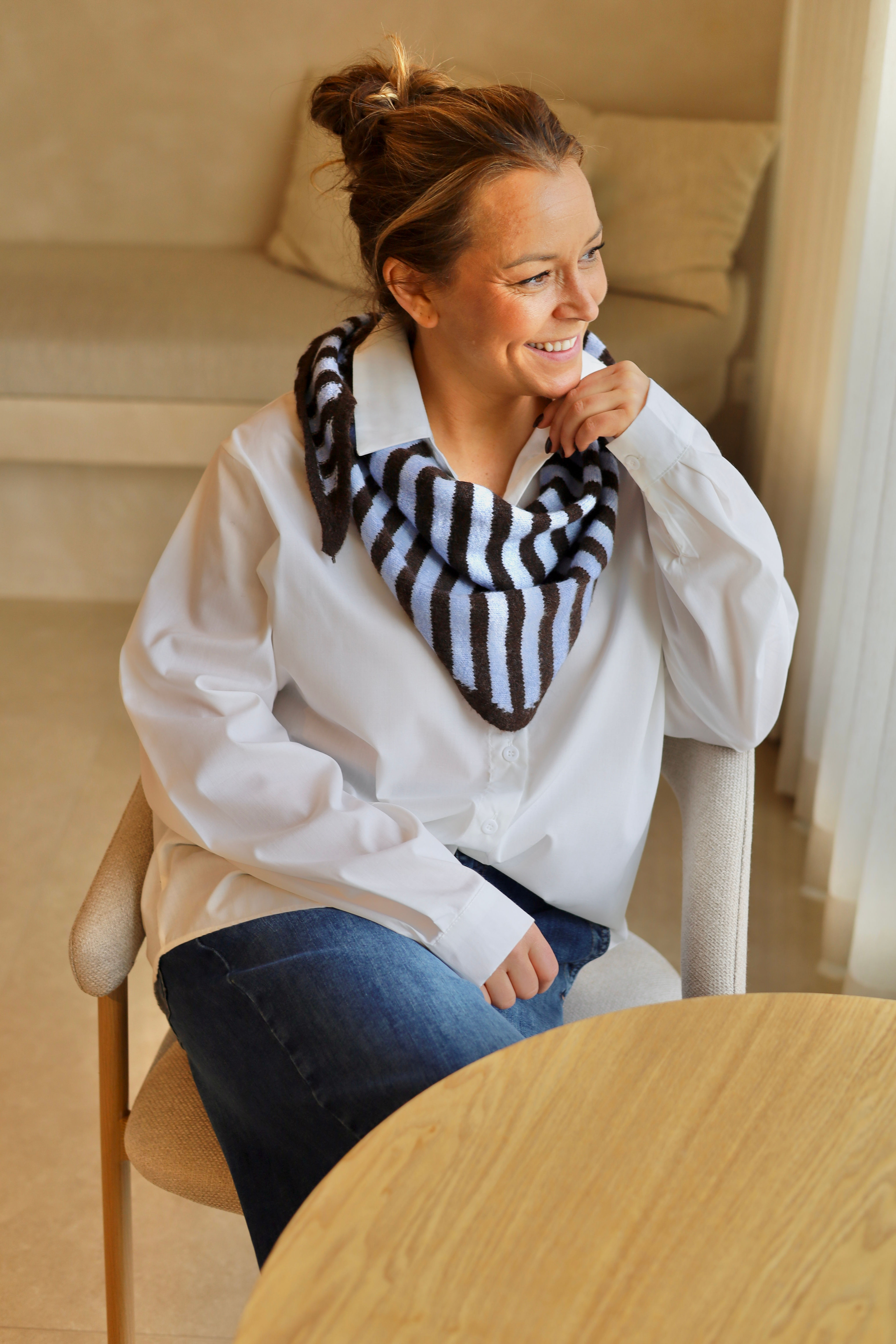 74438 Witte katoenen hemdsblouse met blauwe sjaal inclusief Italy Collection