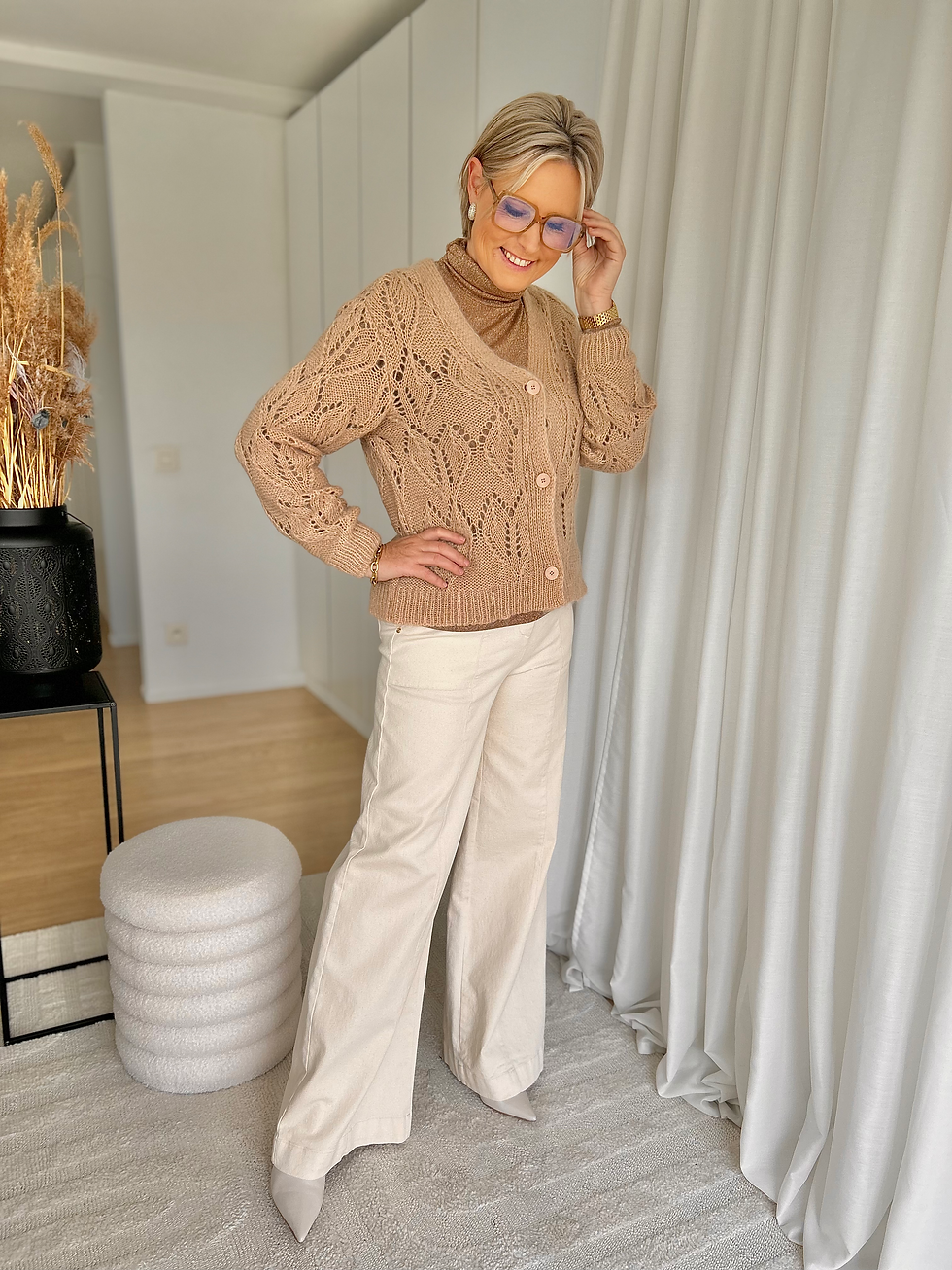 Thumbnail: 61086 Camelkleurige cardigan in brei-kwaliteit met knopen Accent
