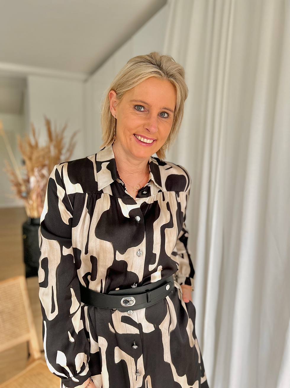 Thumbnail: 61541 Korte satijn-look jurk ecru/zwart met riem Caroline Biss