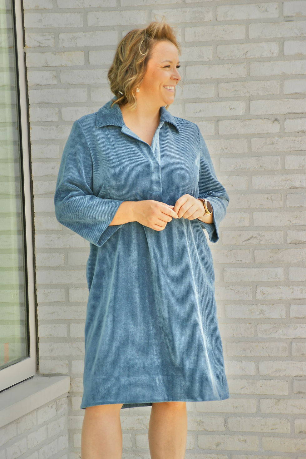 Thumbnail: 68298 Jeansblauwe ribfluwelen jurk met v-hals Marie Méro