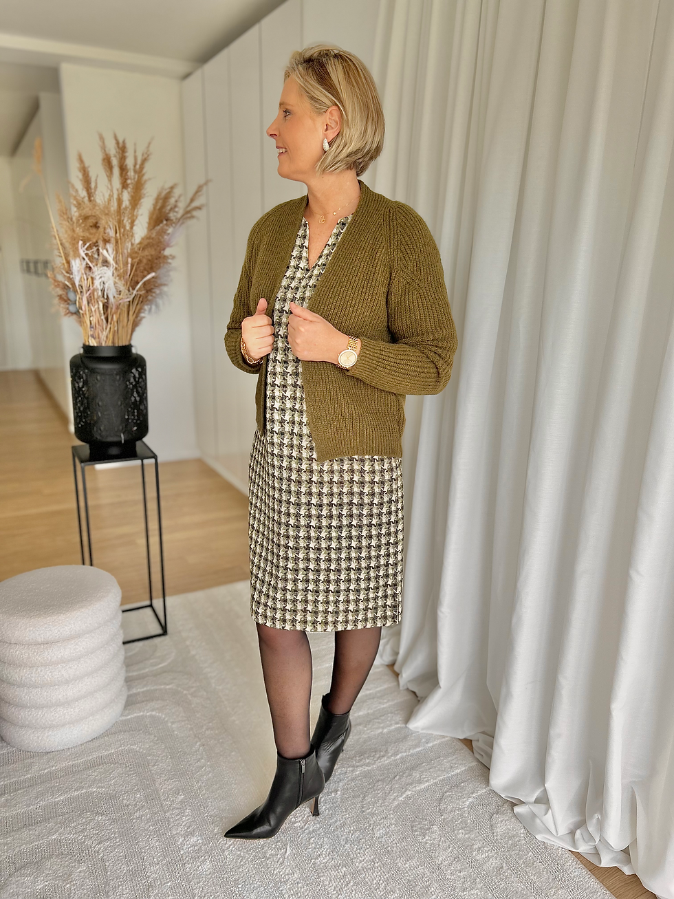 Thumbnail: 64954 Kakigroene basic cardigan zonder sluiting Signe & Nature