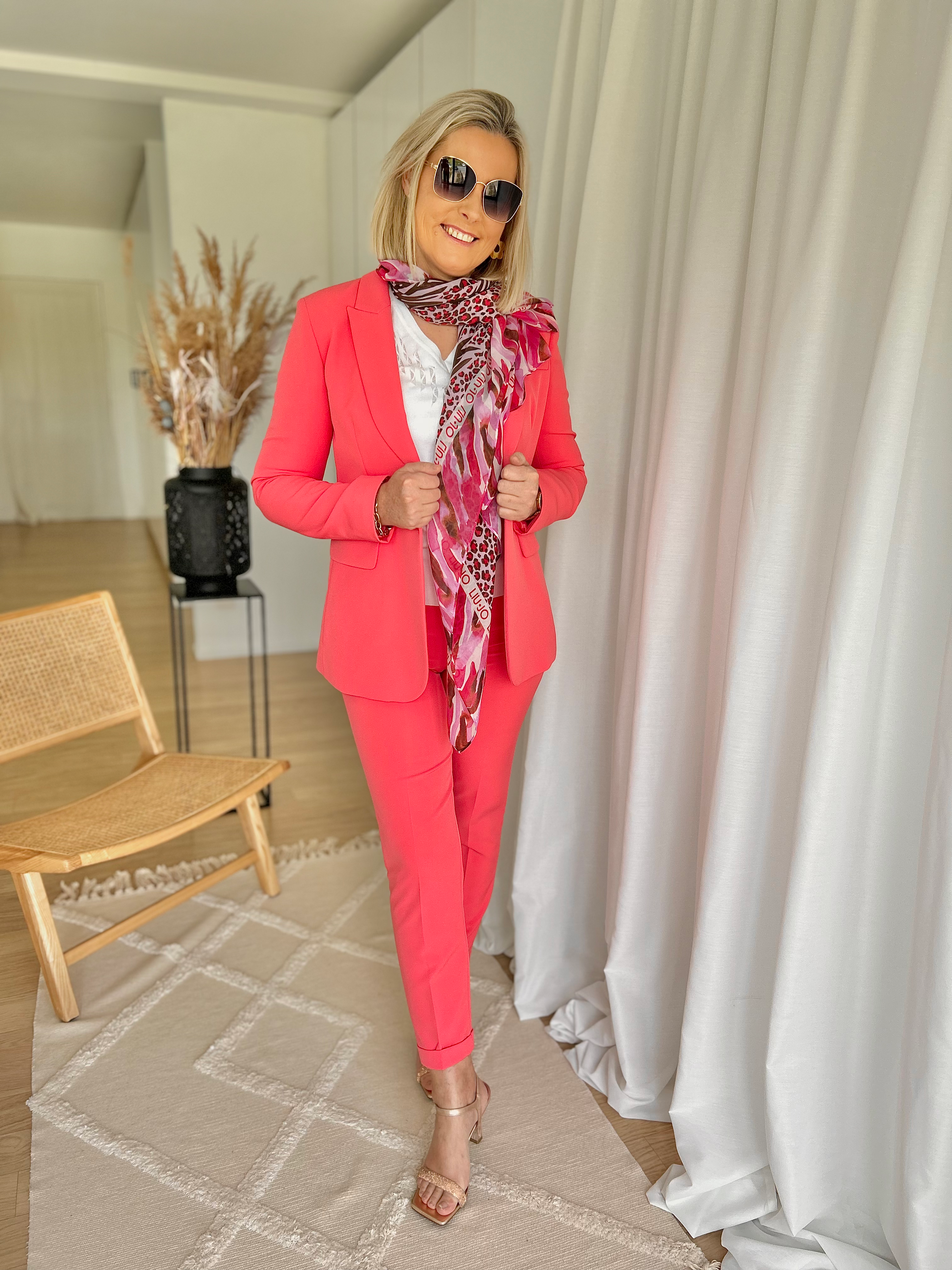 63596 Koraalkleurige geklede broek smalle pijp Liu Jo