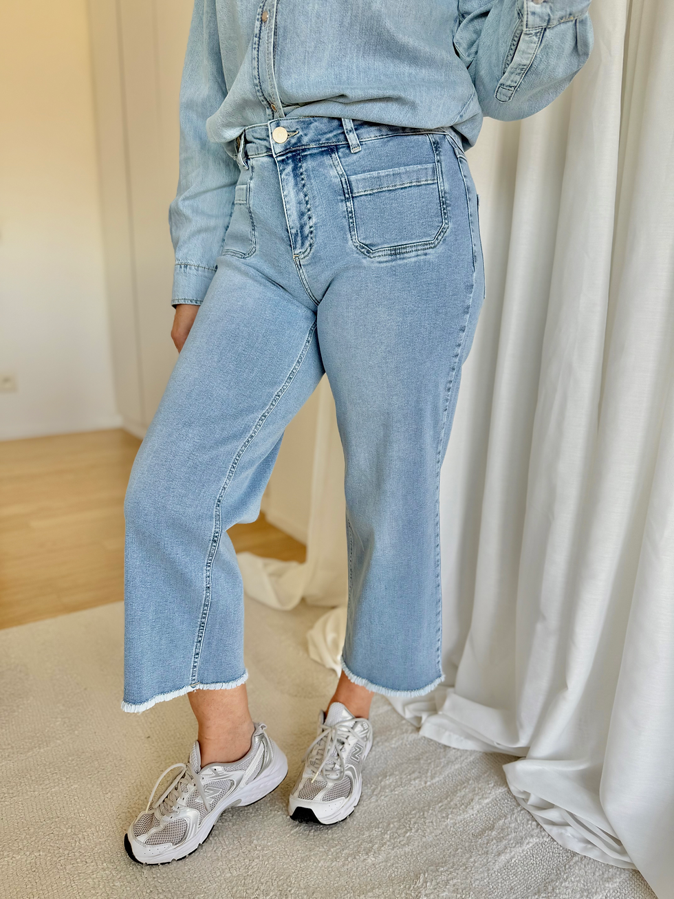 Thumbnail: 67013 Jeans 7/8e lengte met rafels onderaan en zakjes vooraan Para Mi