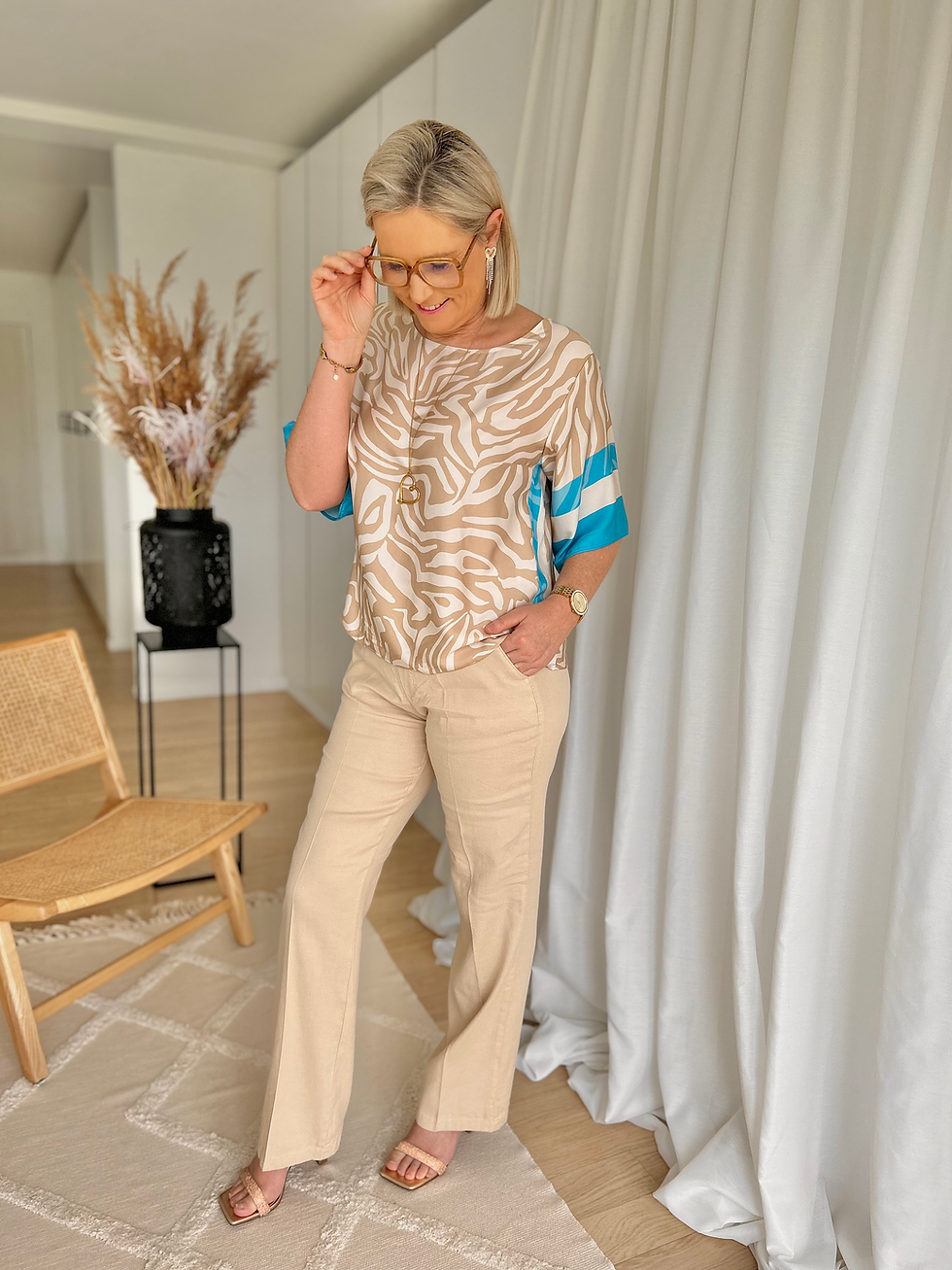 Thumbnail: 63409 Beige linnen broek op rek model "HANNAH" van Para Mi