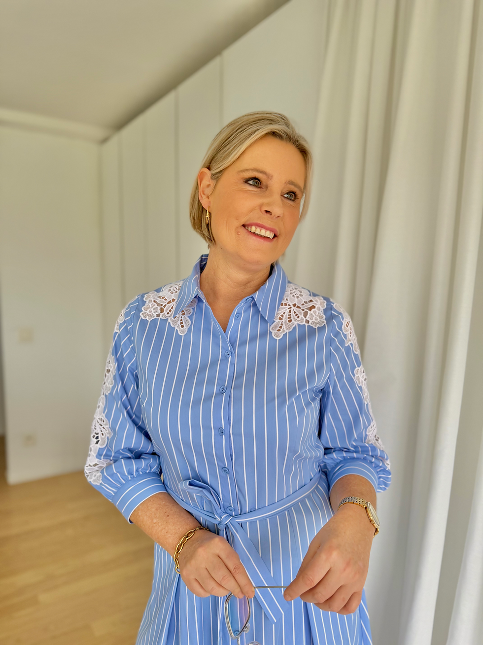Thumbnail: 66488 Lange blauwe hemdsjurk in katoen met wit streep-patroon en broderie Atmos