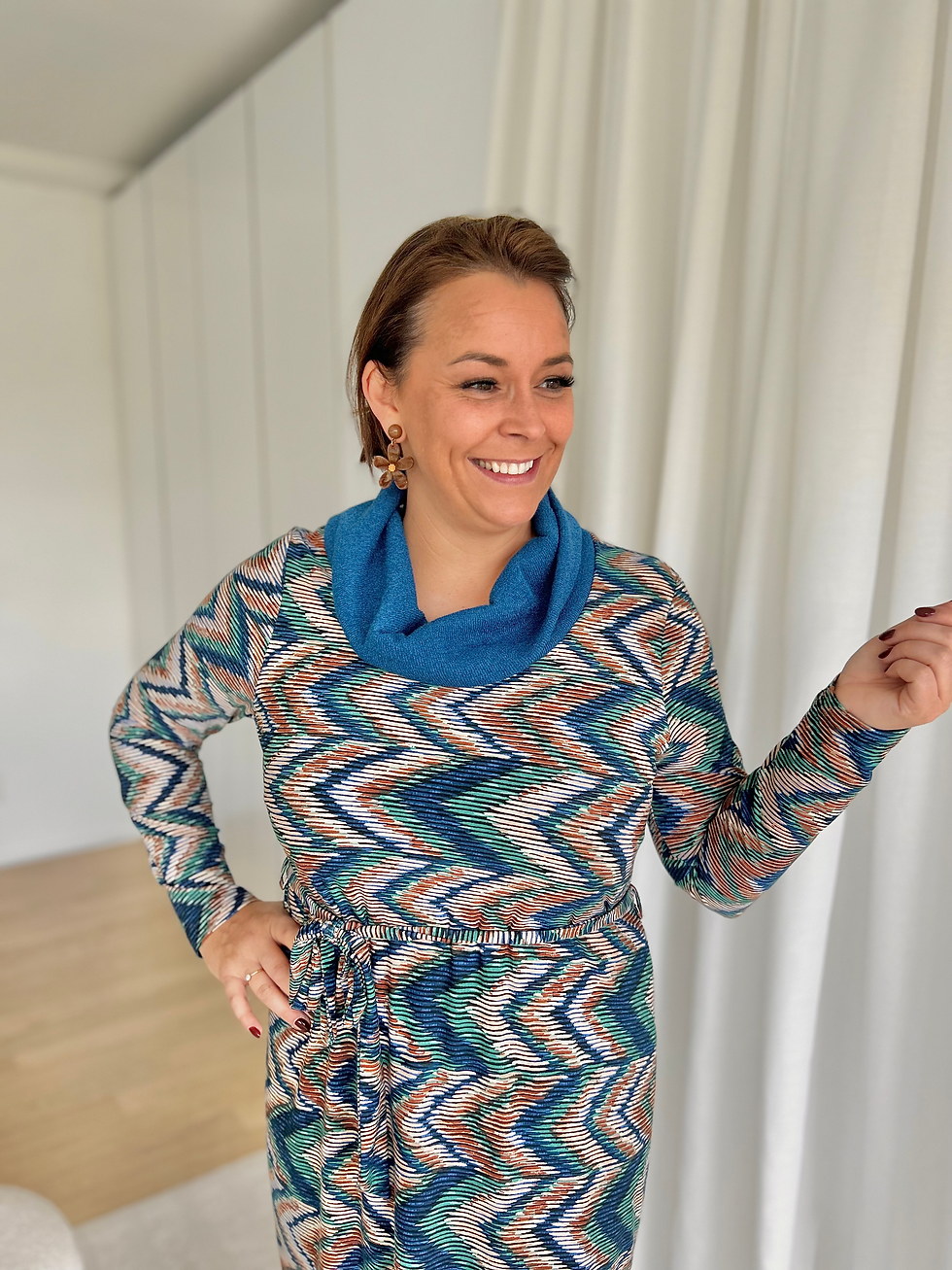 Thumbnail: 64783 Korte jurk stretch-kwaliteit in blauw/camel print zachte rolkraag Batida