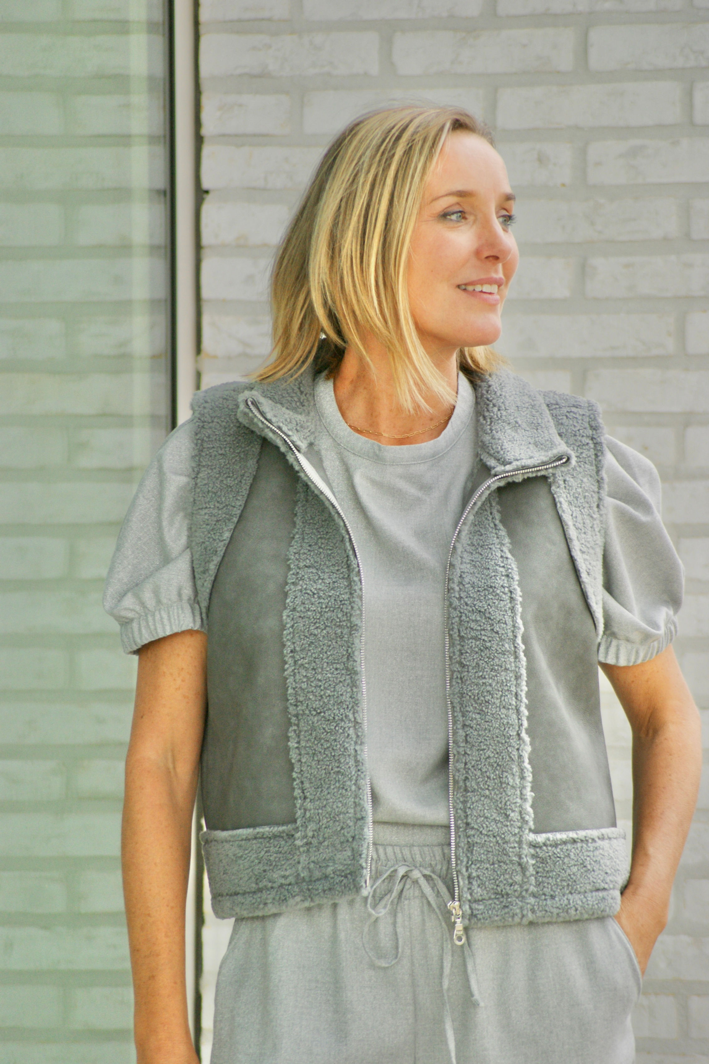 68017 Grijze jas in daim-look met teddy stof zonder mouwen Senso