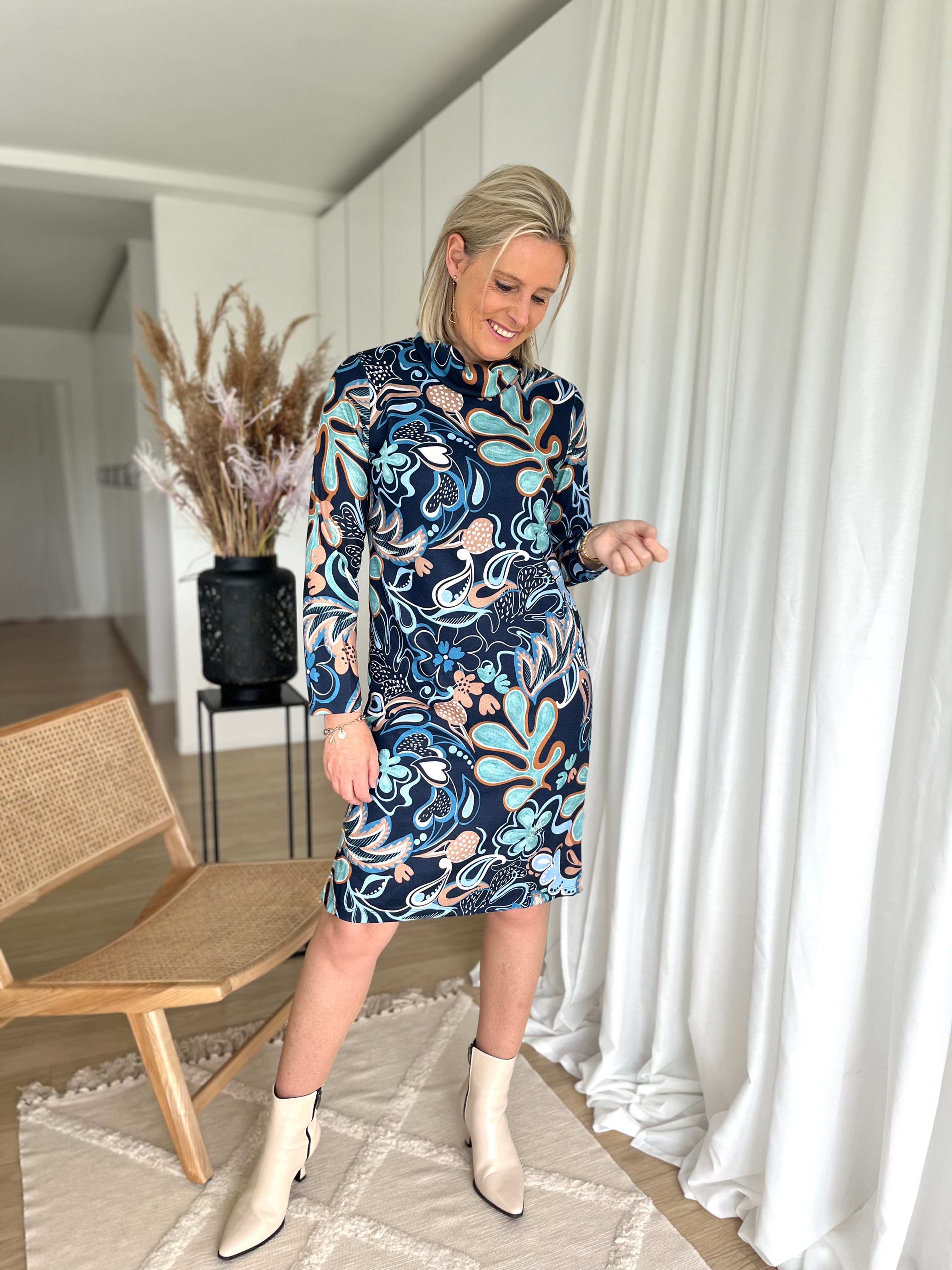 62546 Korte rolkraag jurk in zachte stretch-kwaliteit Punto