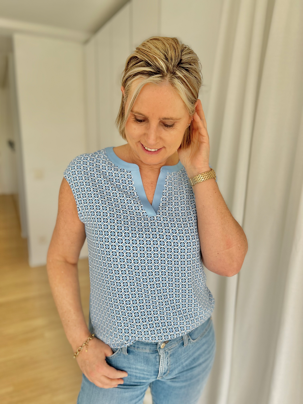 Thumbnail: 65837 Lichtblauwe blouse met fijne print zonder mouwen Comma