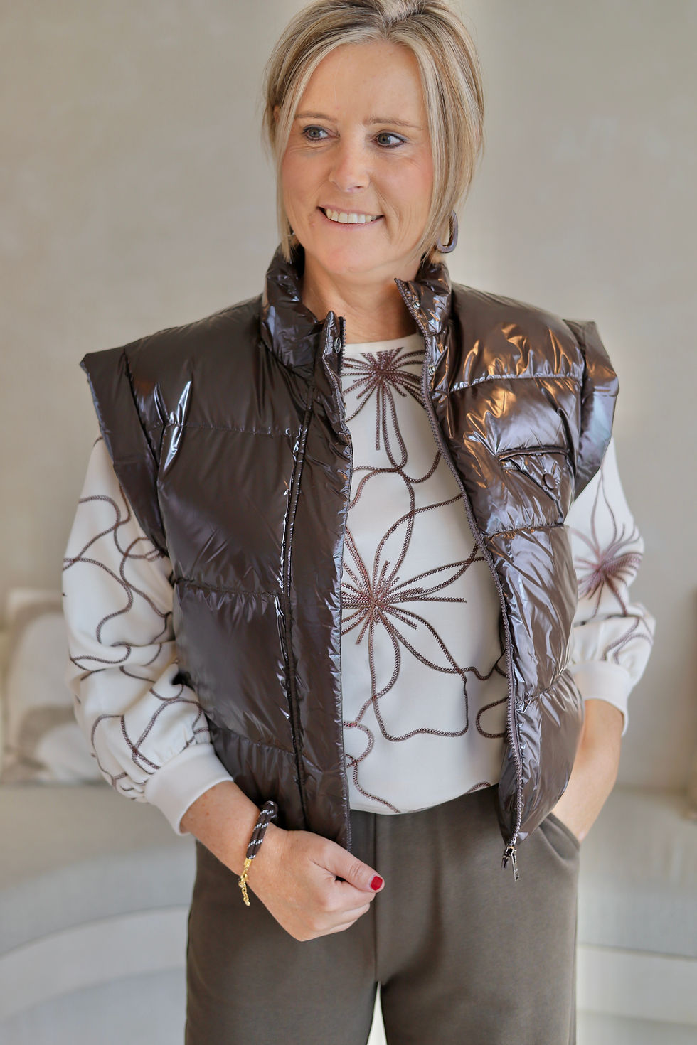 Thumbnail: 71217 Donkerbruine bodywarmer in blinkend materiaal DOU DOUN