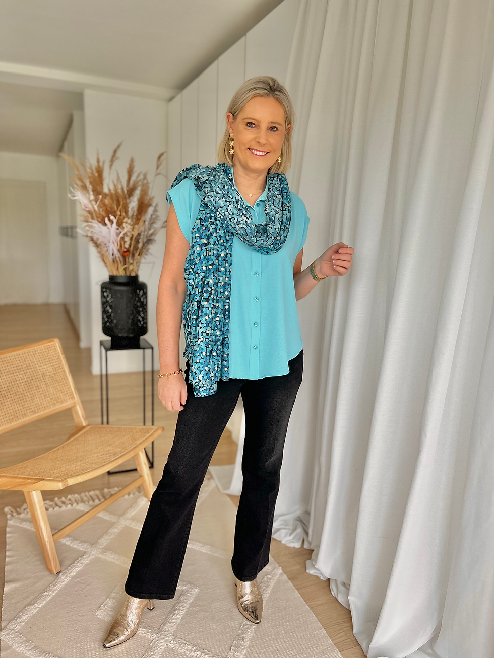 Thumbnail: 63114 Aquablauwe doorknoopblouse losser model Batida