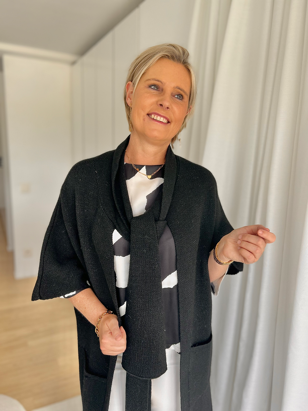 Thumbnail: 65194 Zwarte halflange cardigan met vaste sjaal Senso