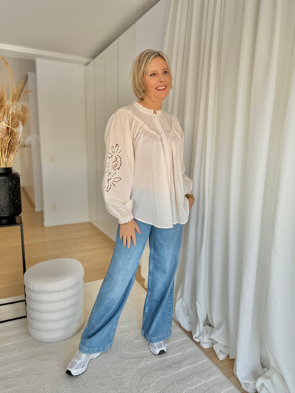 Thumbnail: 65517 Oversized ecru blouse met mouw in broderie anglaise Freequent