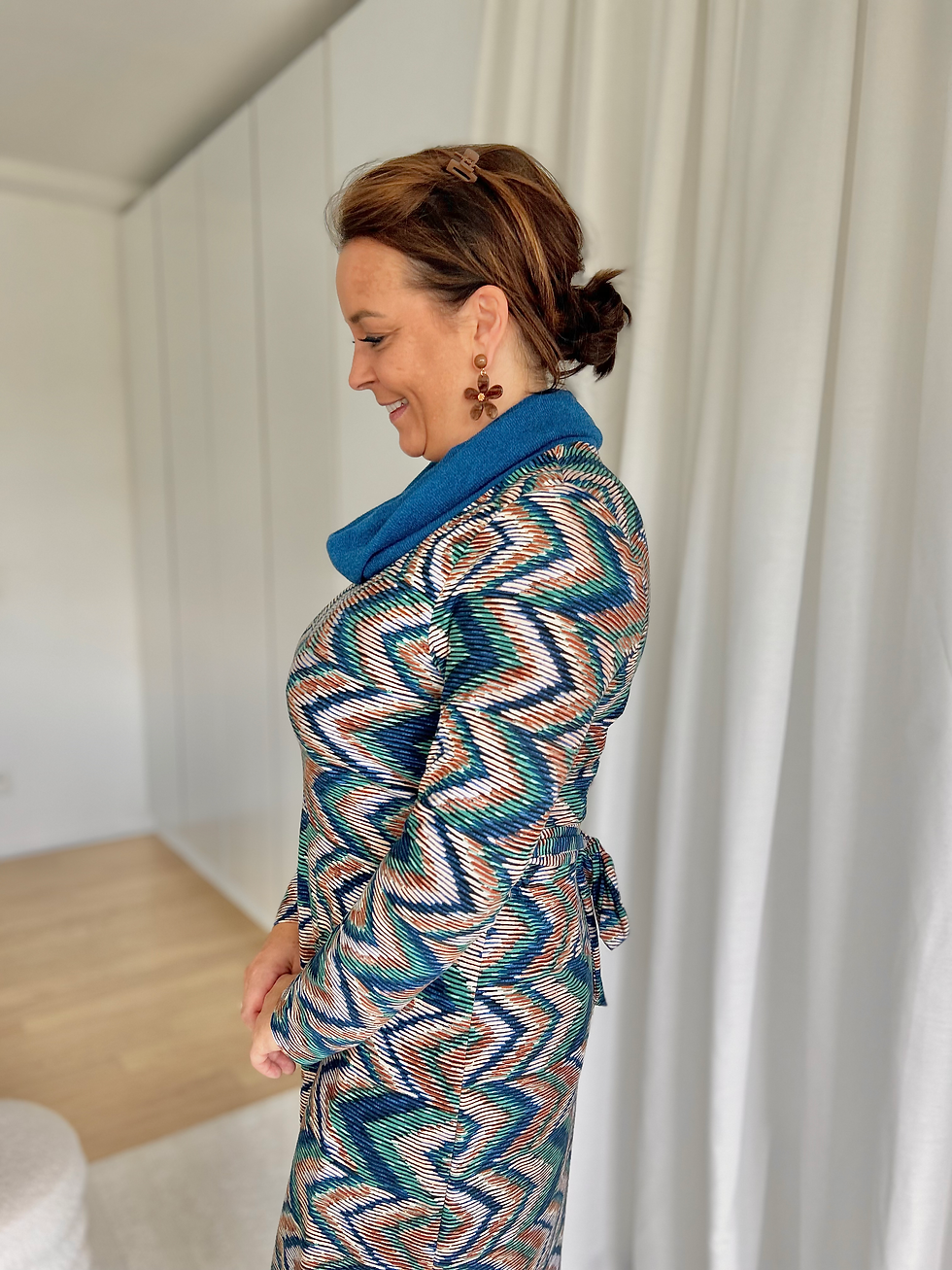 Thumbnail: 64783 Korte jurk stretch-kwaliteit in blauw/camel print zachte rolkraag Batida