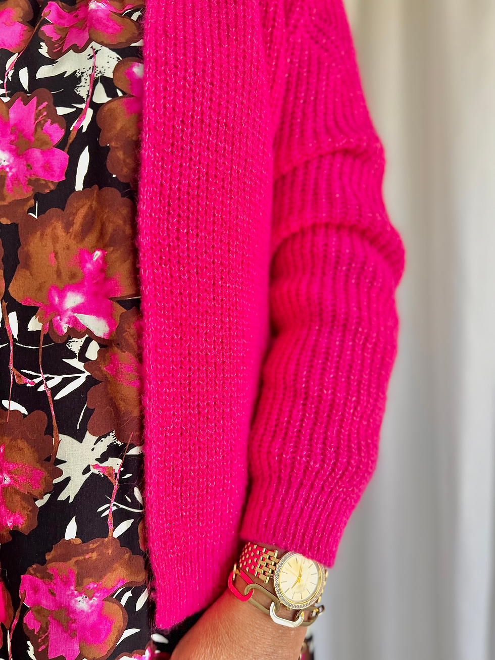 Thumbnail: 62037 Korte zwarte jurk met fuchsia roze print opstaande kraag Signe & Nature