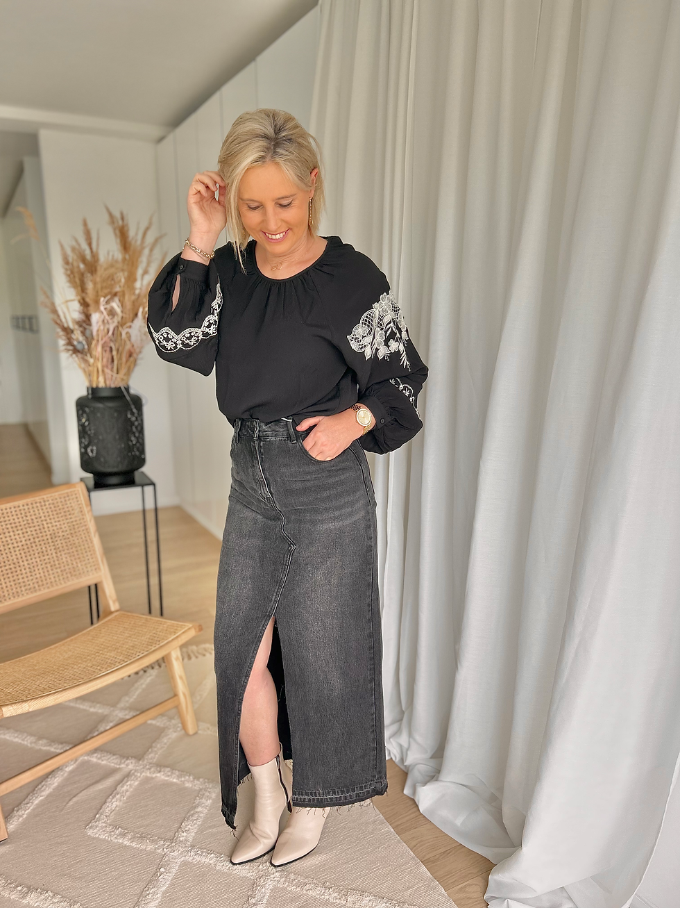 Thumbnail: 62368 Donkergrijze lange jeansrok met rafels onderaan Vila