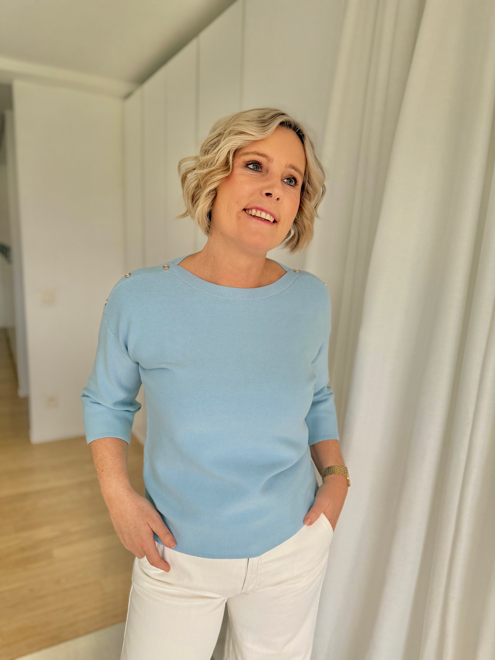 Thumbnail: 66741 Lichtblauwe katoenen trui met lichte boothals Question