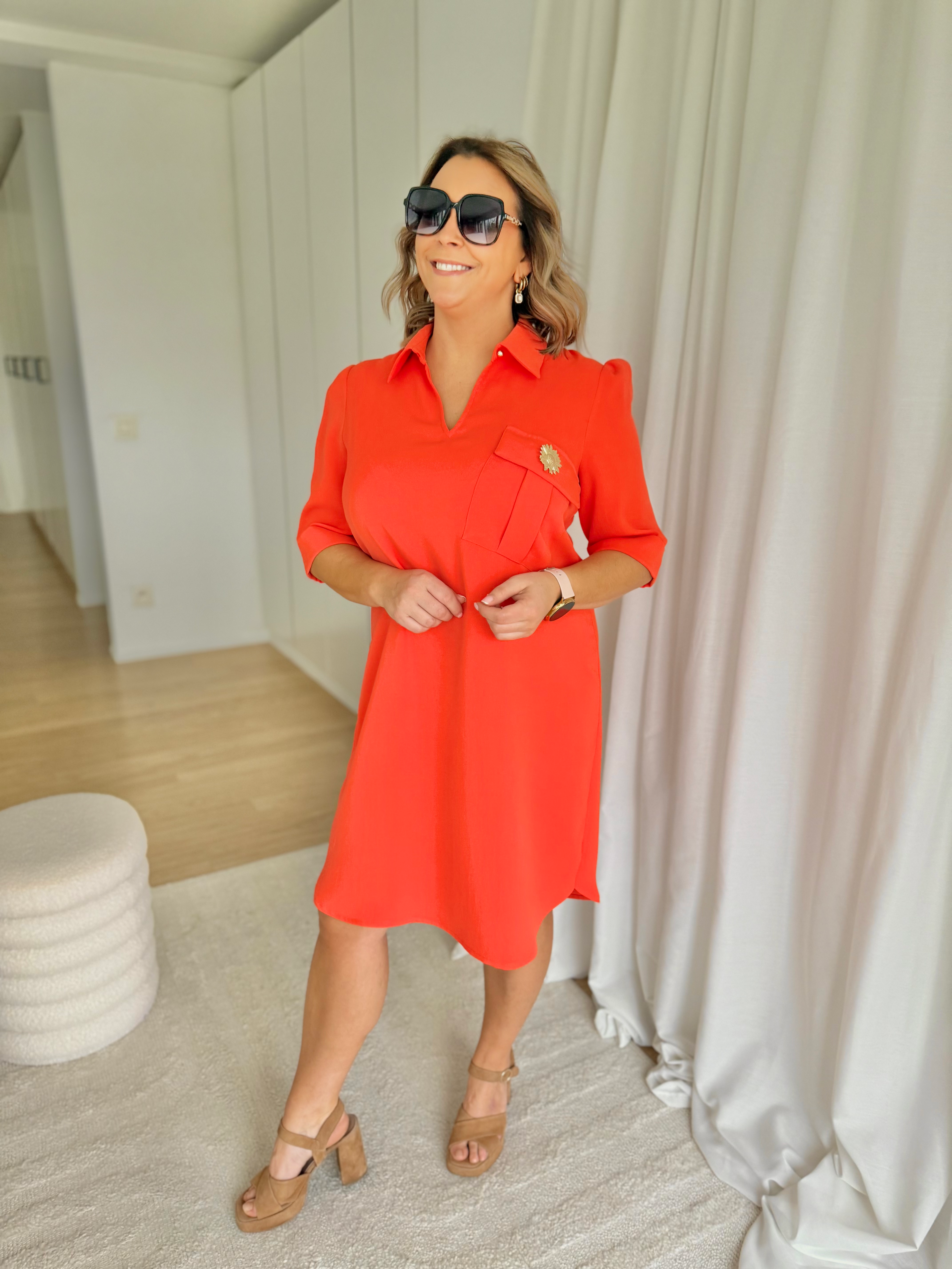 66031 Koraalrode knie-lengte jurk met borstzakje Caroline Biss