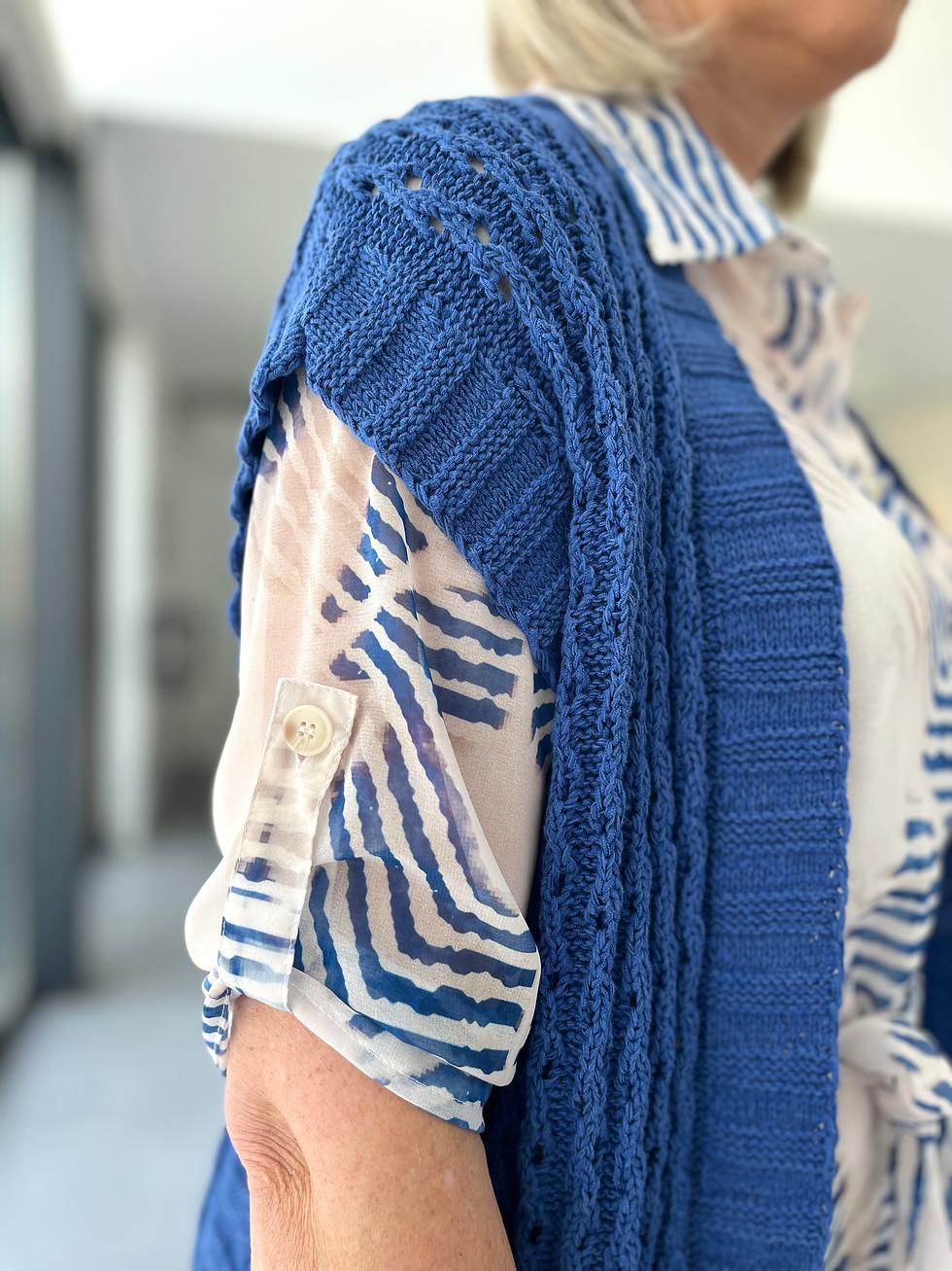 Thumbnail: 62477 Cobaltblauwe katoenen cardigan. zonder mouwen Caroline Biss