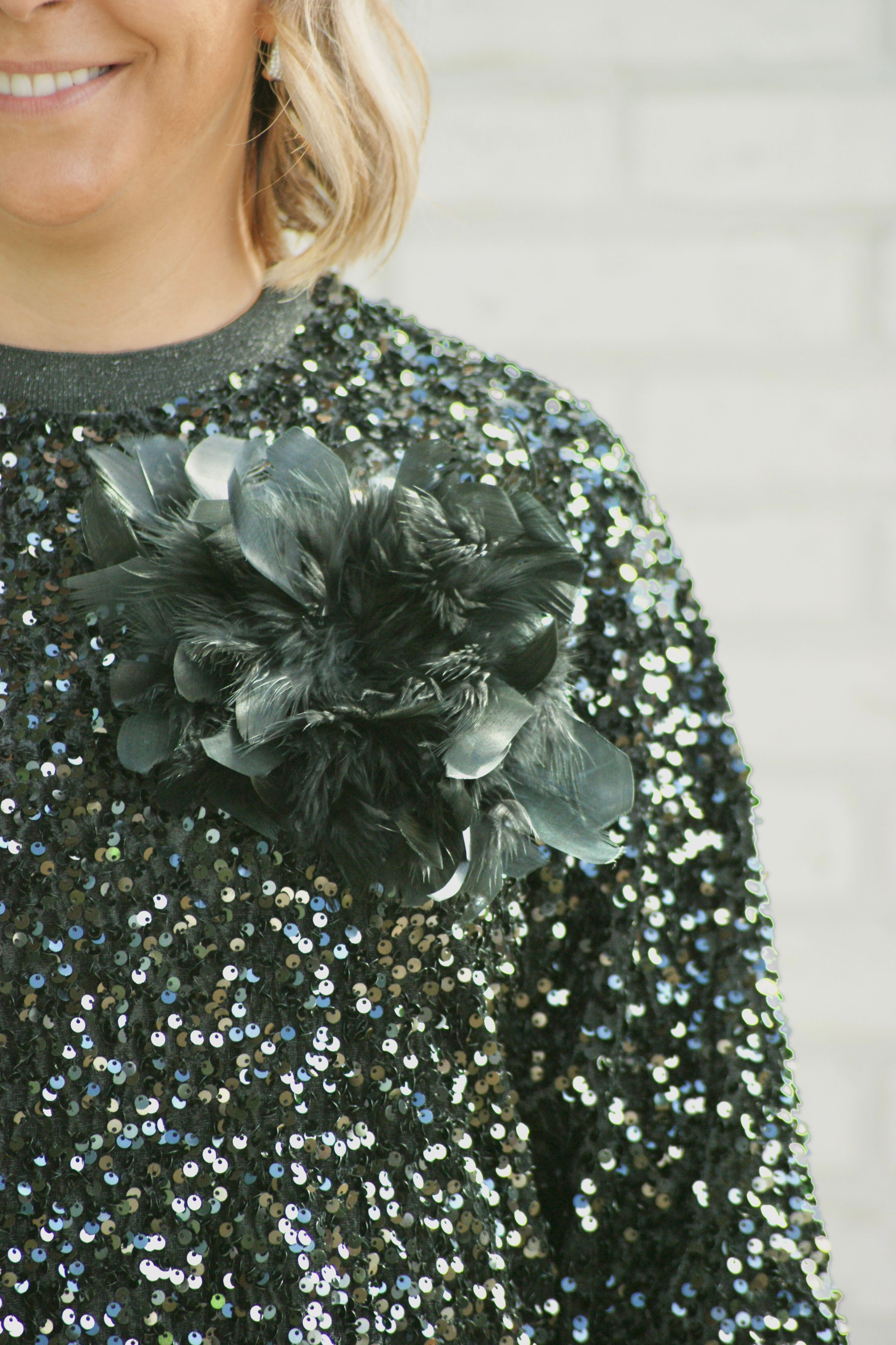 69369 Zwarte broche met dikke veren LM