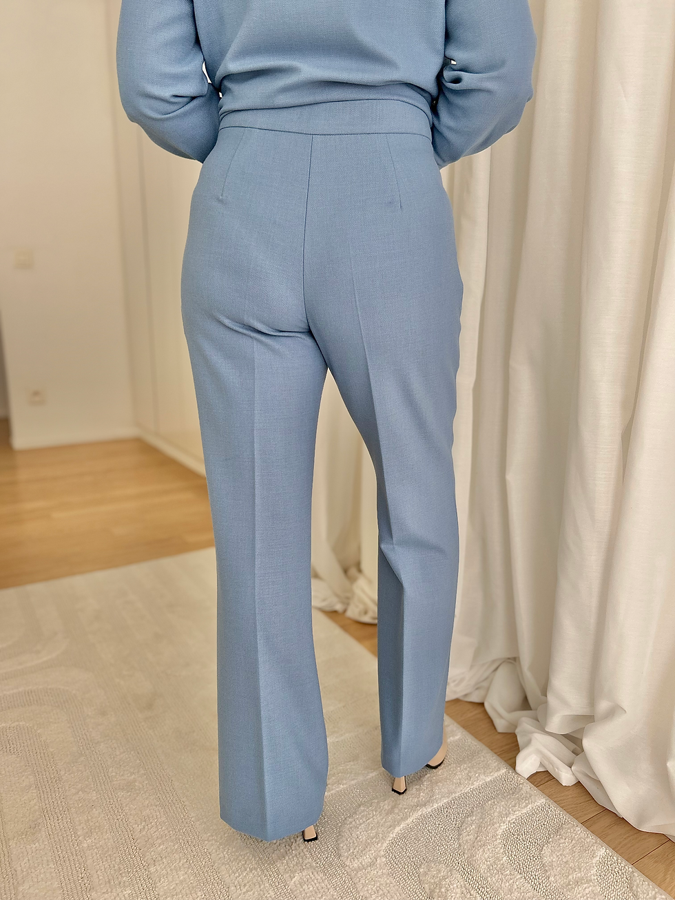 Thumbnail: 64642 Lichtblauwe geklede broek met knoopsluiting Caroline Biss