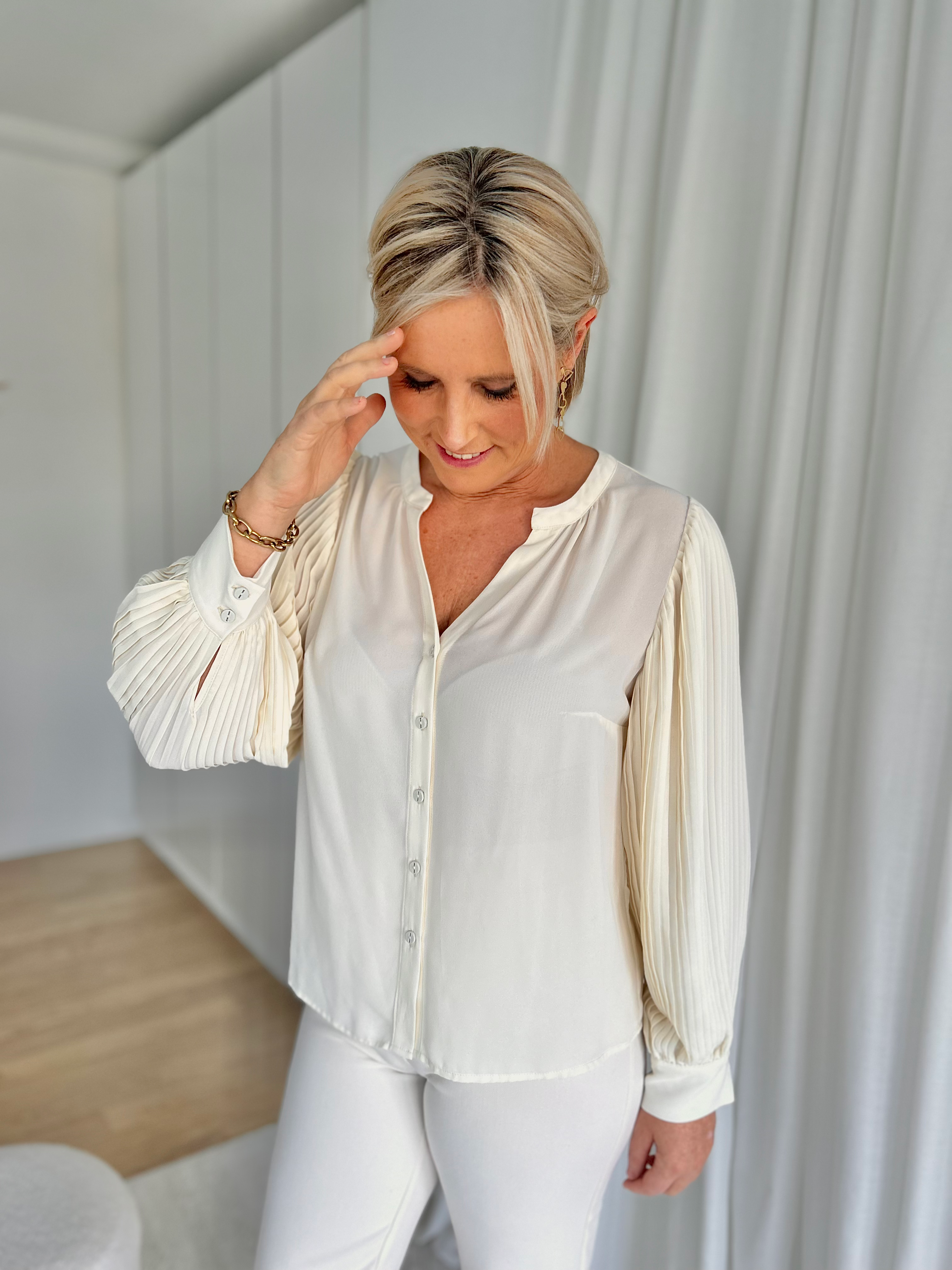 66941 Ecru blouse met fijne ballonmouw Atmos