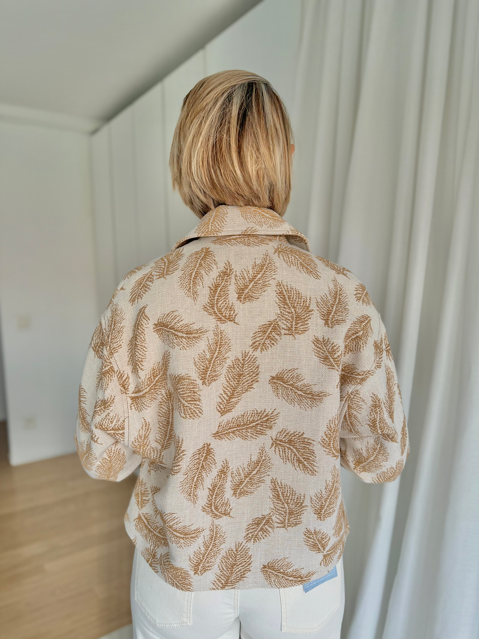 Thumbnail: 66373 Chique jas in beige glinster-motief (ex. broche) Marie Méro