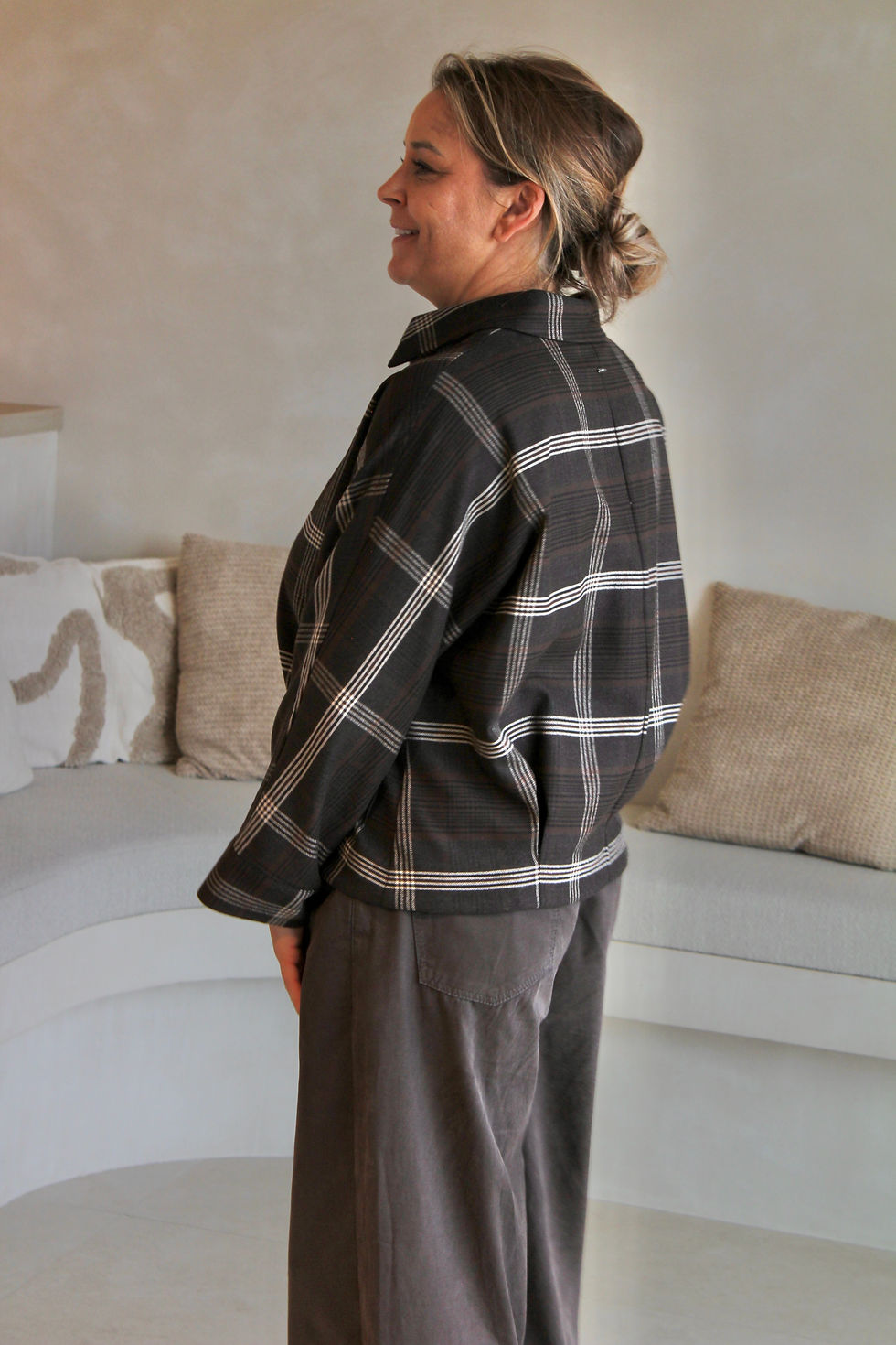 Thumbnail: 72342 Donkerbruine blouse met ruitpatroon in zachte kwaliteit Xandres
